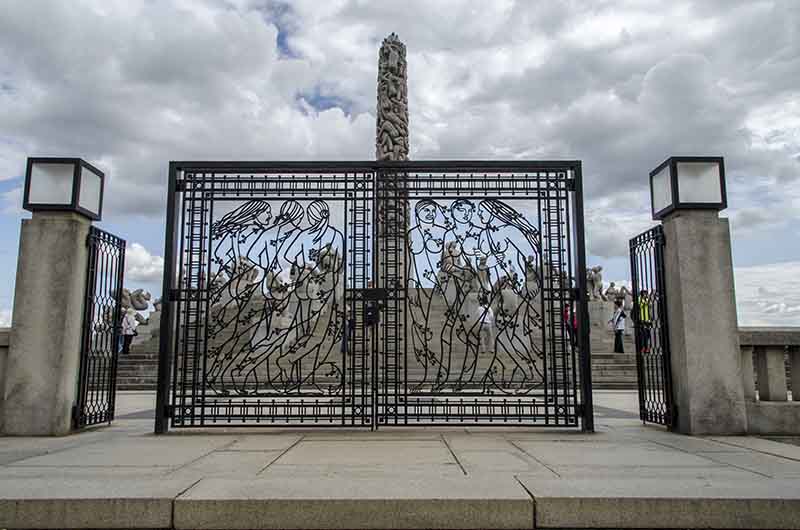 72 - Noruega - Oslo - parque Vigeland - puerta de Hierro